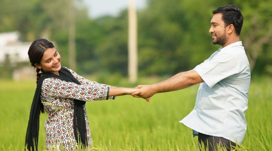 গল্পটি গ্রামের, ত্রিভুজ প্রেম ও বিরহের